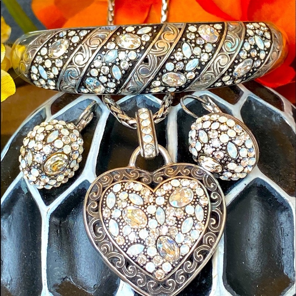 Make an Offer 🛍Come on send me an offer let’s make your Tuesday Treat YOU day🛍 - Picture 6 of 16